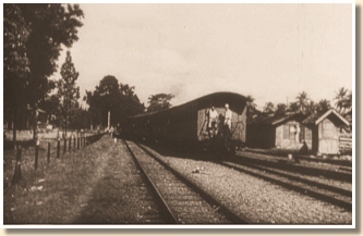 Trein verlaat het Station van Semarang