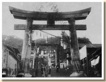 osuwa-tempel-nagasaki-1900.jpg