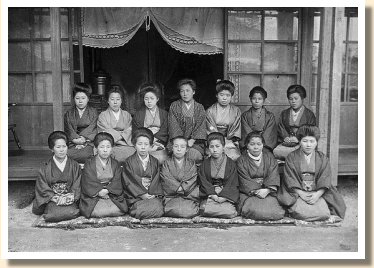 vrouwlijke-bediende-theehuis-nagasaki-1921.jpg